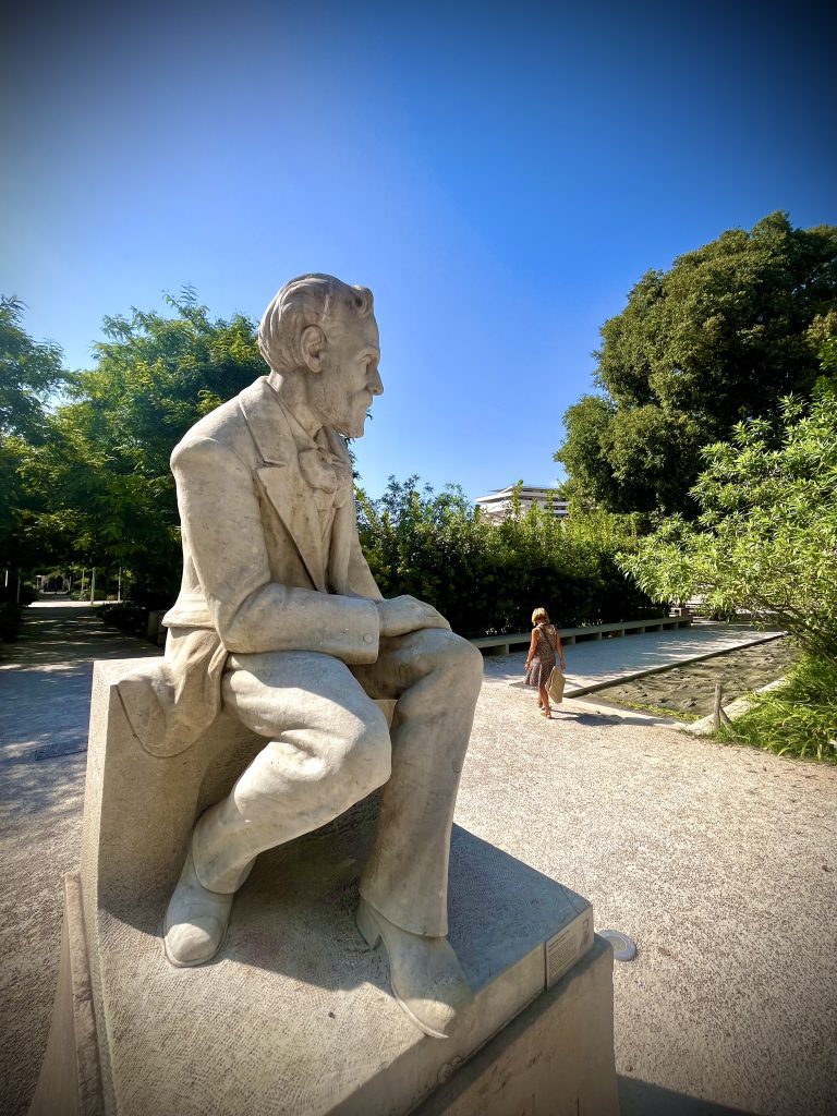 Banksy Toulon statue